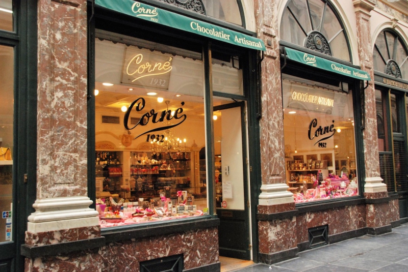 vitrine-SALERNES-min_chocolate_chocolaterie_shop_luxury_chic_gallery_brussels_belgium-558146